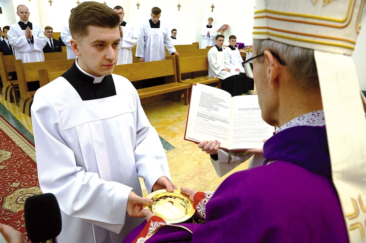Alumn Jakub Raś był jednym z dziewięciu kleryków WSD, który przyjął akolitat.