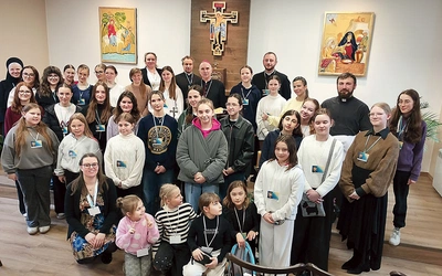 Wspólne zdjęcie w dniu poświęcenia pokoju. 