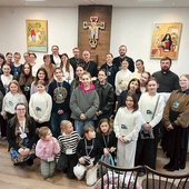 Wspólne zdjęcie w dniu poświęcenia pokoju. 