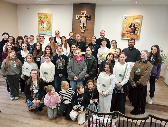 Wspólne zdjęcie w dniu poświęcenia pokoju. 