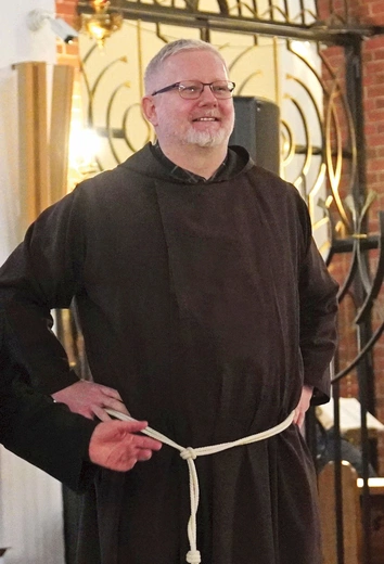 – Ty decydujesz, jak patrzysz na świat – przekonuje kapucyn, autor takich książek, jak „Sztuka życia bez narzekania”, „Ucieszyć się życiem” czy „Psalmoterapia”. Jest również pomysłodawcą aplikacji Dobroteka.