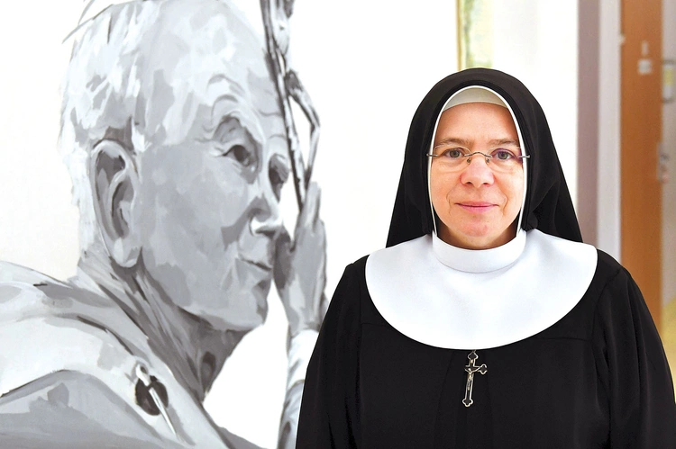 – Jestem siostrą zakonną ze Zgromadzenia Sióstr Franciszkanek Rodziny Maryi. Od ponad 36 lat żyję powołaniem zakonnym i pracuję w edukacji. Moją misję traktuję jako służbę – zarówno Kościołowi, jak i młodemu pokoleniu. W pracy najważniejsze są dla mnie relacje, odpowiedzialność oraz troska o integralny rozwój człowieka – podkreśla dyrektor.