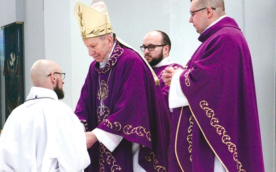 Sławek Warzecha zapewnia, że może liczyć na wsparcie i zrozumienie ze strony żony Uli. Ona mówi z kolei, że choć początkowo się bała, to wie, że mąż zdziała wiele dobrego. 