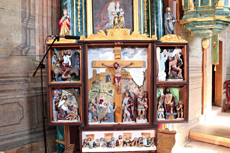 Tryptyk prezentowany w kościele z Wolanowa ukazuje mękę, śmierć i zmartwychwstanie Pana Jezusa.