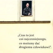  Mural z wizerunkiem kapłana w Sopocie przypomina, że jego obecność nie skończyła się wraz z datą śmierci, ale wciąż pozostaje żywa w pamięci miasta i ludzi.