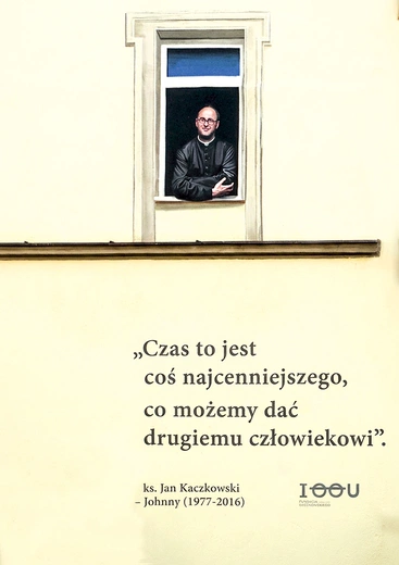  Mural z wizerunkiem kapłana w Sopocie przypomina, że jego obecność nie skończyła się wraz z datą śmierci, ale wciąż pozostaje żywa w pamięci miasta i ludzi.