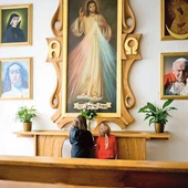 Wizerunek Miłosiernego to miejsce szczególnej modlitwy w wielu kościołach.