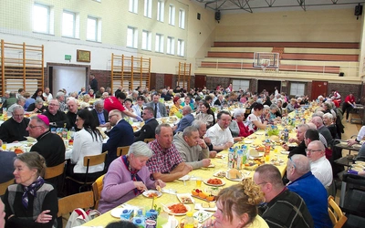 Goście wypełnili salę sportową białogardzkiej szkoły.