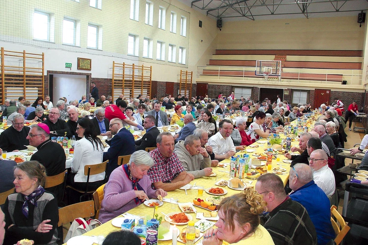 Goście wypełnili salę sportową białogardzkiej szkoły.