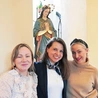 Od lewej:  Kamila, Malwina i Ania – część pokaźnej ekipy organizatorów. – W naszych rodzinach bardzo potrzebujemy codziennej obecności Maryi. Z Jej pomocą Pan Jezus może tę wodę codzienności przemienić w wino, mocą Ducha Świętego. Gdzie Maryja, tam Duch Święty – podkreślają.