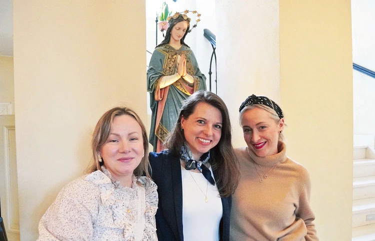 Od lewej:  Kamila, Malwina i Ania – część pokaźnej ekipy organizatorów. – W naszych rodzinach bardzo potrzebujemy codziennej obecności Maryi. Z Jej pomocą Pan Jezus może tę wodę codzienności przemienić w wino, mocą Ducha Świętego. Gdzie Maryja, tam Duch Święty – podkreślają.