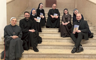 Z abp. A. Przybylskim (od lewej): s. Sara Ruchniewicz, ks. Łukasz Walaszek, s. Teresa Staras, s. Emilia Waleczek, s. Monika Gołaś, s. Kamiliana Szymura i ks. Łukasz Wieczorek.