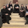 Z abp. A. Przybylskim (od lewej): s. Sara Ruchniewicz, ks. Łukasz Walaszek, s. Teresa Staras, s. Emilia Waleczek, s. Monika Gołaś, s. Kamiliana Szymura i ks. Łukasz Wieczorek.