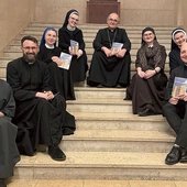 Z abp. A. Przybylskim (od lewej): s. Sara Ruchniewicz, ks. Łukasz Walaszek, s. Teresa Staras, s. Emilia Waleczek, s. Monika Gołaś, s. Kamiliana Szymura i ks. Łukasz Wieczorek.