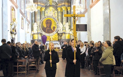 Młodzi przybyli do Czarnej Madonny, by zawierzyć Jej swoją dorosłość.