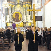 Młodzi przybyli do Czarnej Madonny, by zawierzyć Jej swoją dorosłość.