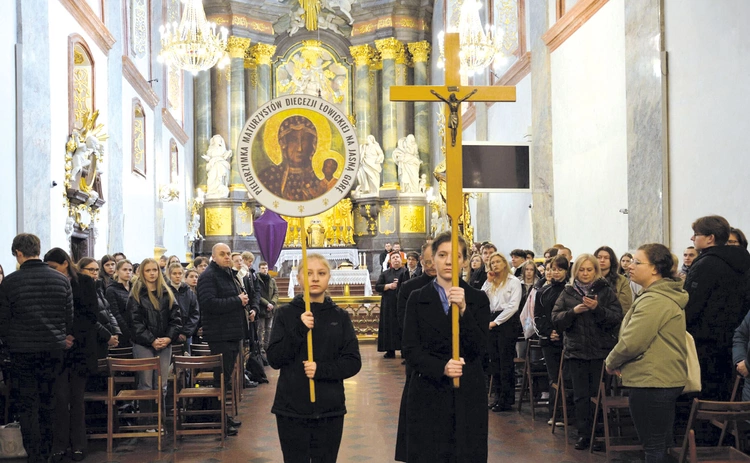 Młodzi przybyli do Czarnej Madonny, by zawierzyć Jej swoją dorosłość.