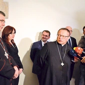 W otwarciu wystawy, obok bp. Wojciecha Osiala, uczestniczyli m.in. bp Andrzej F. Dziuba, kard. Grzegorz Ryś, a także naukowcy i kustosze.