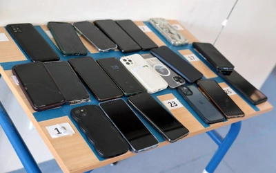 Zakaz telefonów w szkołach. Ekspert: przepis potrzebny, ale trudny do wyegzekwowania