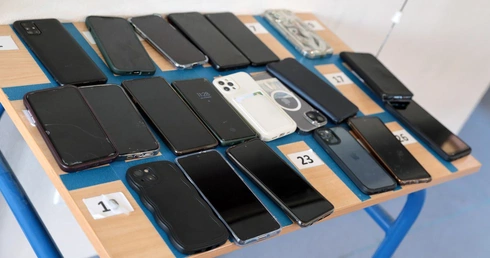 Zakaz telefonów w szkołach. Ekspert: przepis potrzebny, ale trudny do wyegzekwowania