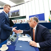 Węgry: Rośnie poparcie dla Tiszy, ale sondażownie związane z rządem przewidują wygraną Fideszu