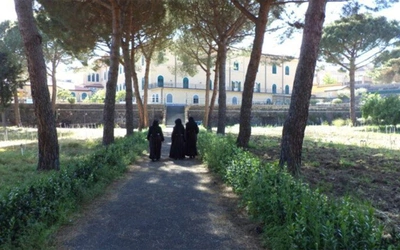 Sukces kontrowersyjnego eksperymentu na Sycylii: Skazany za poważne przestępstwo 17-latek trafił z więzienia do pracy w klasztorze klauzurowym