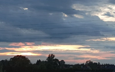 Między śmiechem a zachodem słońca