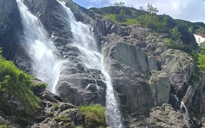 Między słońcem a burzą 