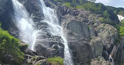 Między słońcem a burzą 