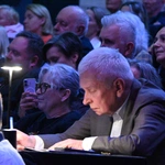 Jan Kanty Pawluśkiewicz z młodymi artystami
