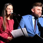 Jan Kanty Pawluśkiewicz z młodymi artystami