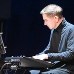 Jan Kanty Pawluśkiewicz z młodymi artystami