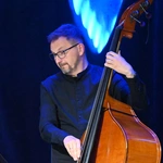 Jan Kanty Pawluśkiewicz z młodymi artystami