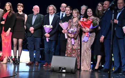 Jan Kanty Pawluśkiewicz z młodymi artystami