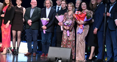 Jan Kanty Pawluśkiewicz z młodymi artystami