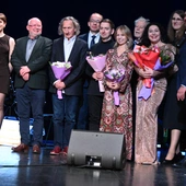 Jan Kanty Pawluśkiewicz z młodymi artystami