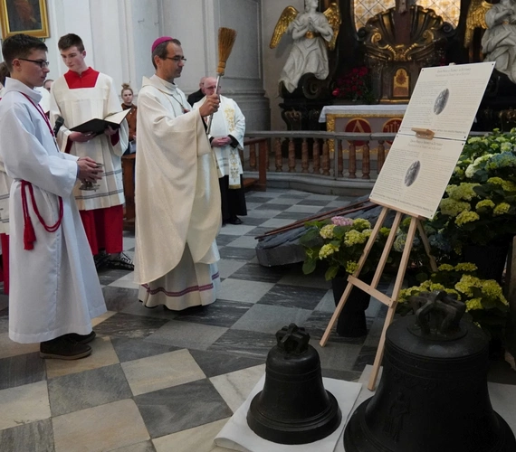 Miały być przetopione na broń, teraz dzwonią dla pokoju