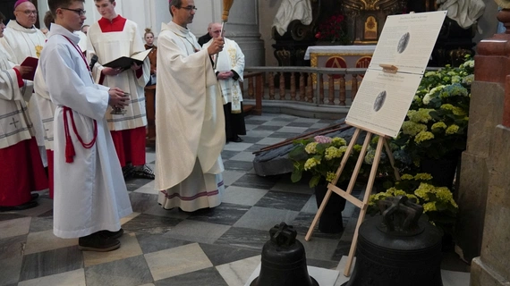 Miały być przetopione na broń, teraz dzwonią dla pokoju