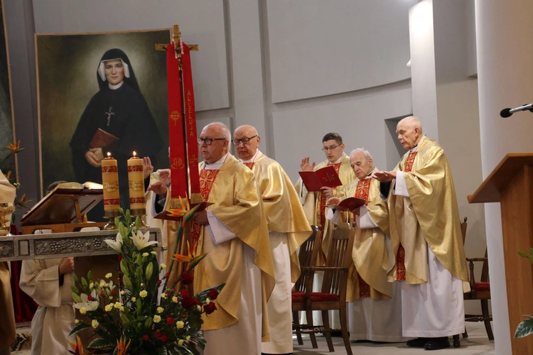 Płock. Niedziela Miłosierdzia w sanktuarium cz. I