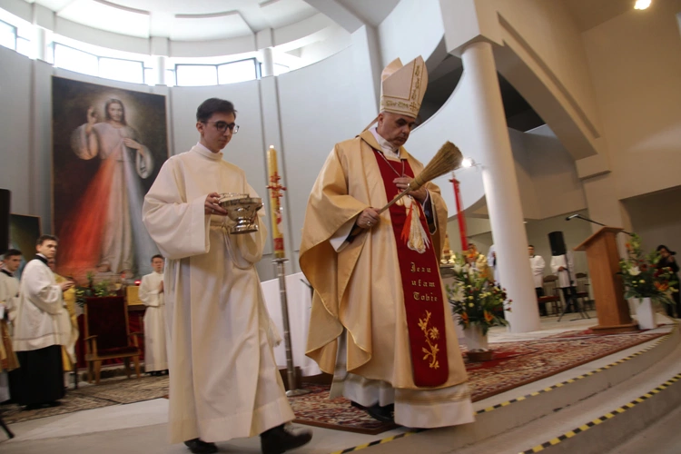 Płock. Niedziela Miłosierdzia w sanktuarium cz. I