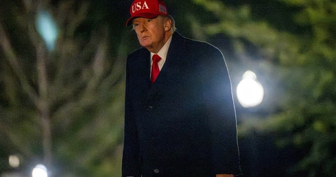 „Pijany król i trzeźwy pasterz”: świat potępia niedopuszczalne słowa Trumpa o papieżu Leonie XIV