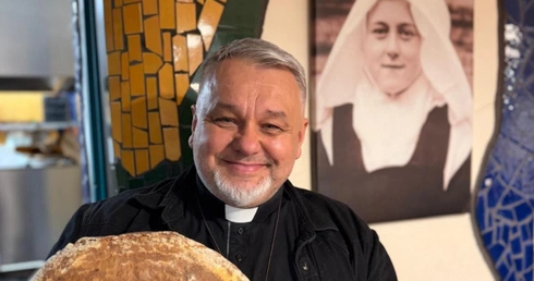 Nie "dla biednych", ale razem z nimi. Ks. Mirosław Tosza od lat mieszka z bezdomnymi