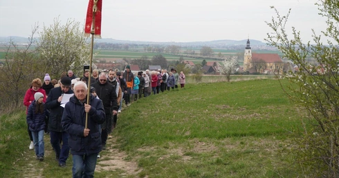 Na koniec oktawy wielkanocnej poszli Drogą Światła