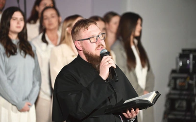 Miejscowy proboszcz ks. Przemysław Budziński zachęcał do refleksji nad miłością Boga do człowieka.