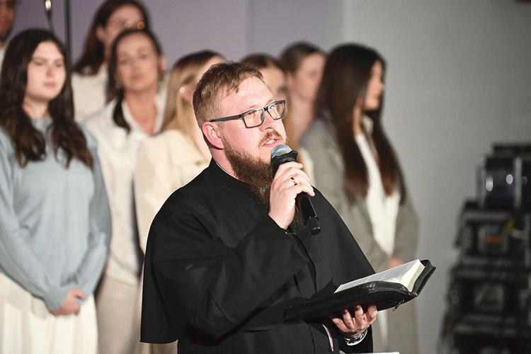 Miejscowy proboszcz ks. Przemysław Budziński zachęcał do refleksji nad miłością Boga do człowieka.