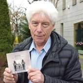 Prof. Łyjak prezentuje wydawnictwo muzyczne. 