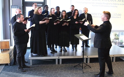  Zespół  Nox Dies pod dyrekcją ks. Daniela Nowaka (pierwszy z prawej). Do śpiewu dołączył ks. Łukasz Libowski (drugi z prawej).