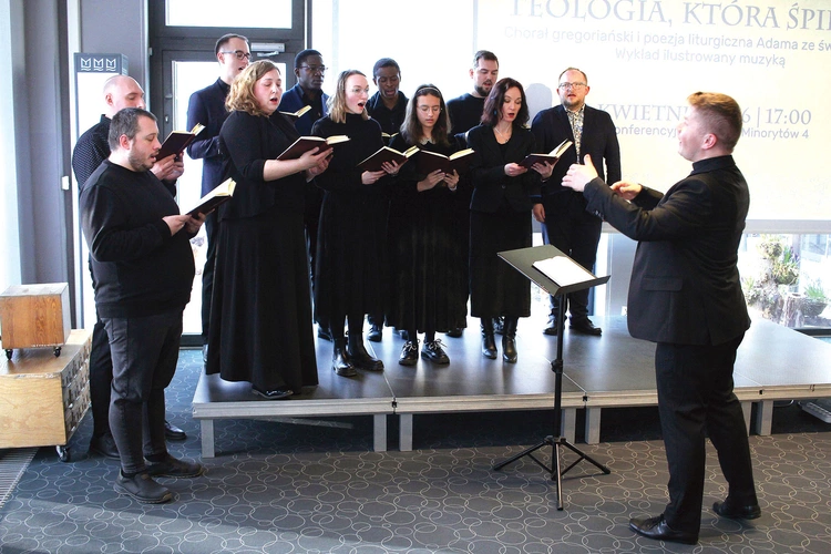  Zespół  Nox Dies pod dyrekcją ks. Daniela Nowaka (pierwszy z prawej). Do śpiewu dołączył ks. Łukasz Libowski (drugi z prawej).