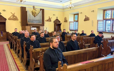 Zanim poprowadzą innych, sami uczą się słuchać, towarzyszyć i dawać świadectwo.