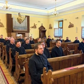 Zanim poprowadzą innych, sami uczą się słuchać, towarzyszyć i dawać świadectwo.